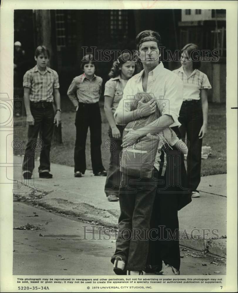 1979 Press Photo Actor Michael Douglas, Jennifer McKinney in "Running" - Historic Images