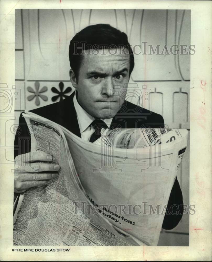1972 Press Photo Host of "The Mike Douglas Show" - Historic Images