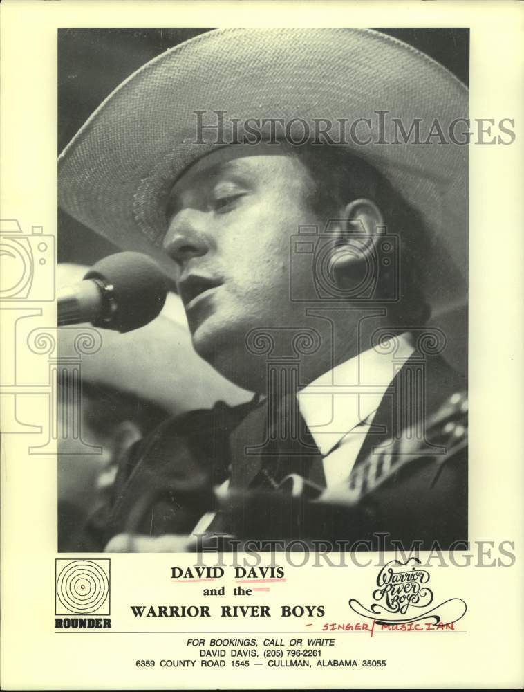 1995 Press Photo Singer/musician David Davis singing with his group. - Historic Images