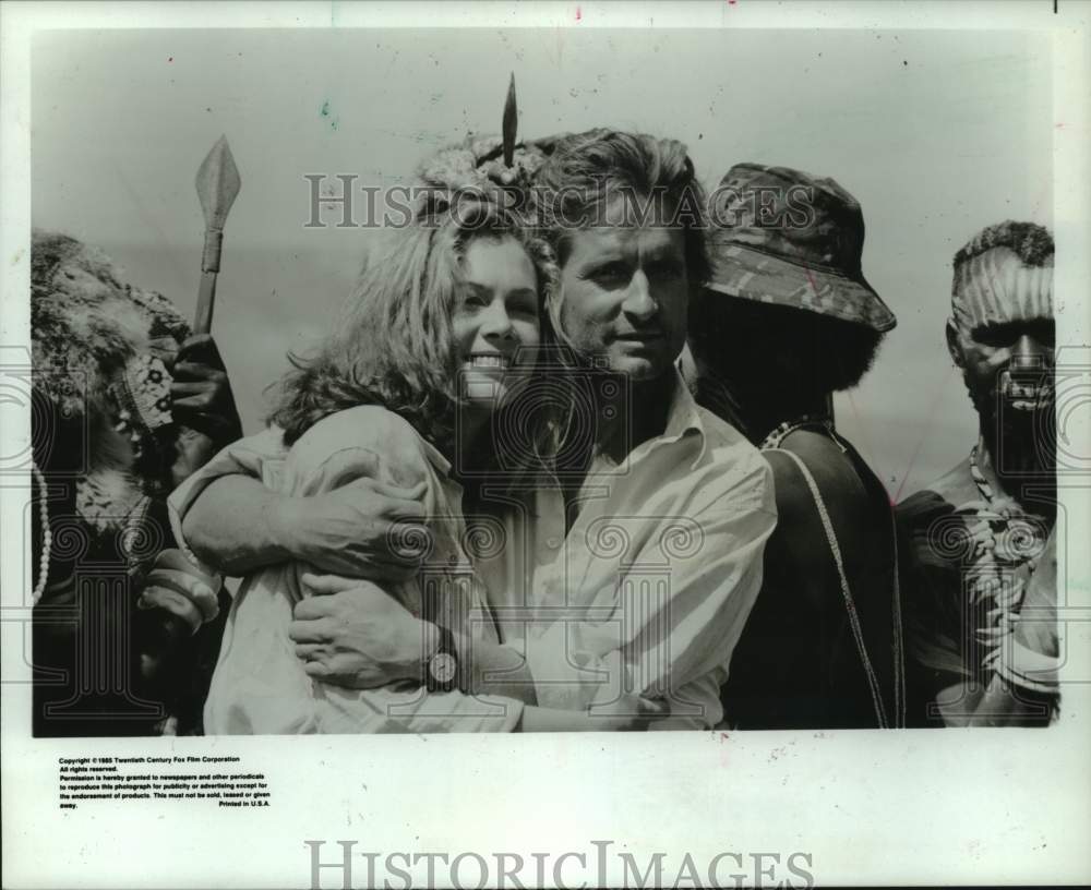 1985 Press Photo Actor Michael Douglas with Kathleen Turner - Historic Images