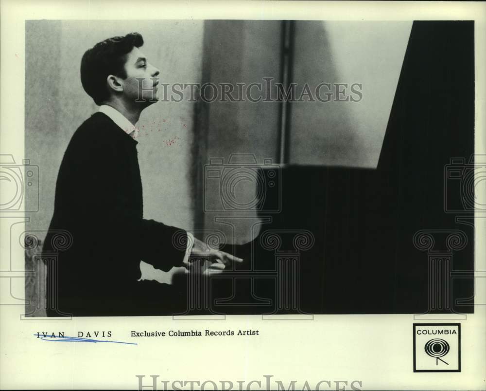 Press Photo Ivan Davis, exclusive Columbia Records artist, plays the piano - Historic Images