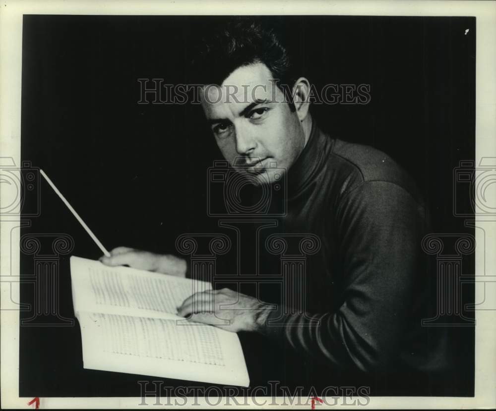 1972 Press Photo Barrey Brisk, guest-conductor here with Houston Symphony - Historic Images