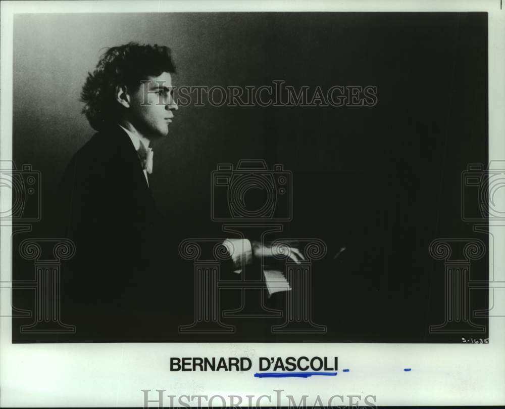 1985 Press Photo Musician Bernard D'Ascoli plays the piano - Historic Images