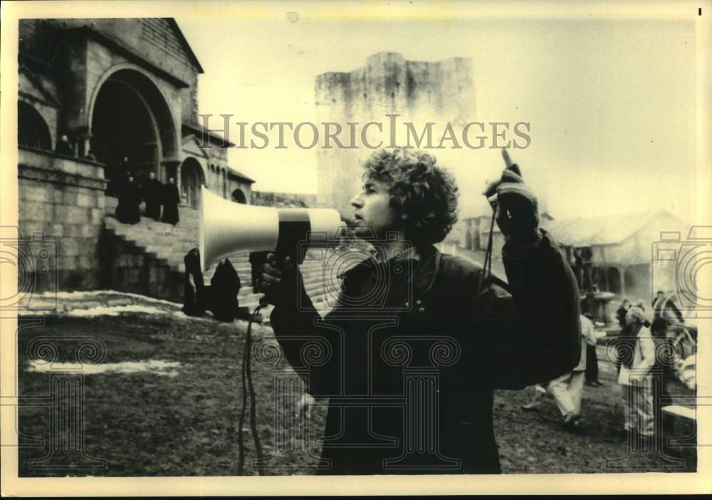 1988 Press Photo Director Jean-Jacques Annaud on set of &quot;Name of the Rose&quot; - Historic Images