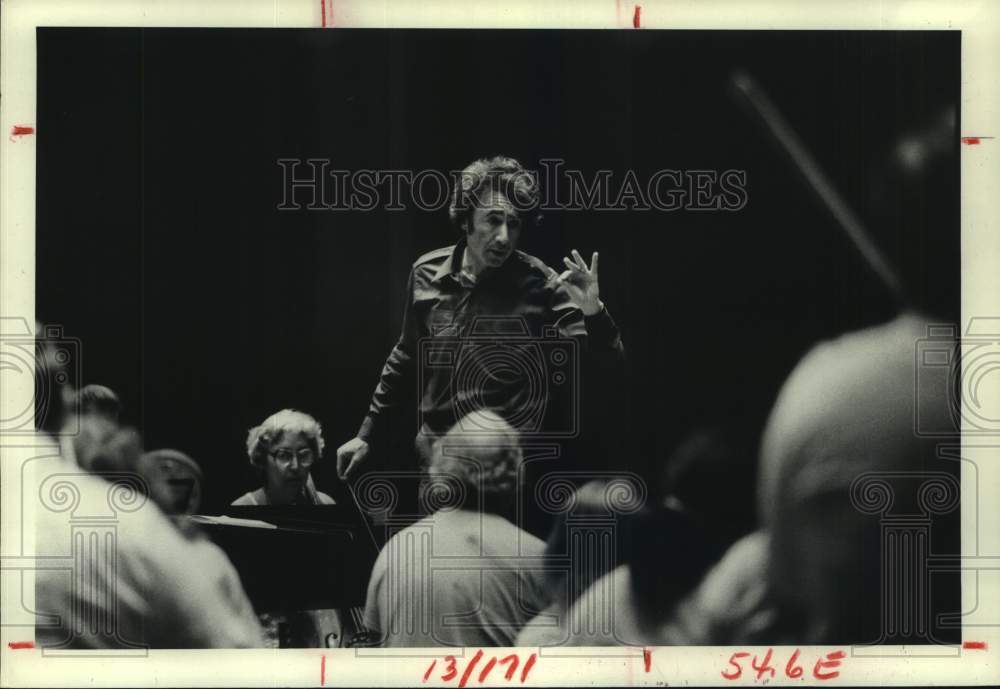 1980 Press Photo Sergiu Comissiona &amp; Houston Symphony in Open Rehearsal - Historic Images