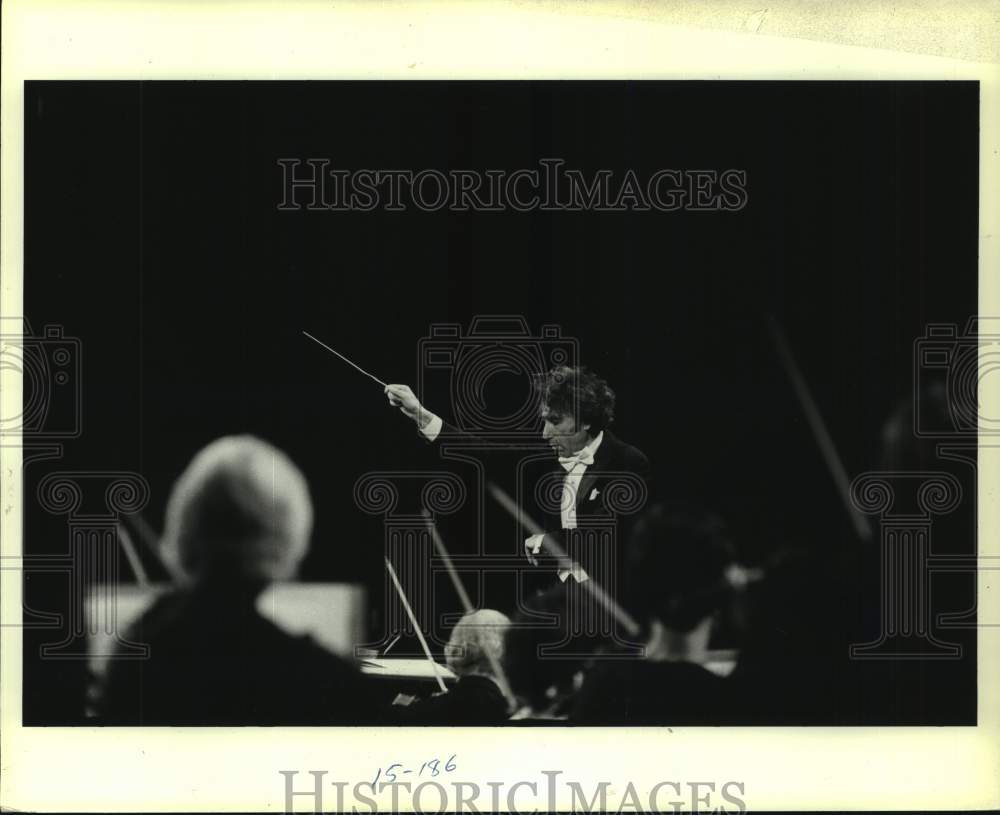 1981 Press Photo Sergiu Comissiona Conducting Houston Symphony - Historic Images