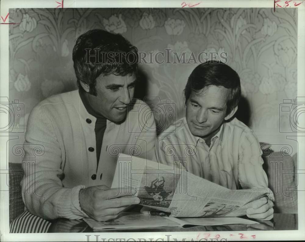 1972 Press Photo Composer Bert Bacharach and Bill Shoemaker - Historic Images