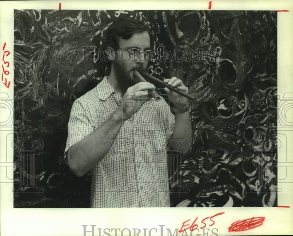 1982 Press Photo Artist John Atlas Playing Handmade Flutes with His Paintings - Historic Images