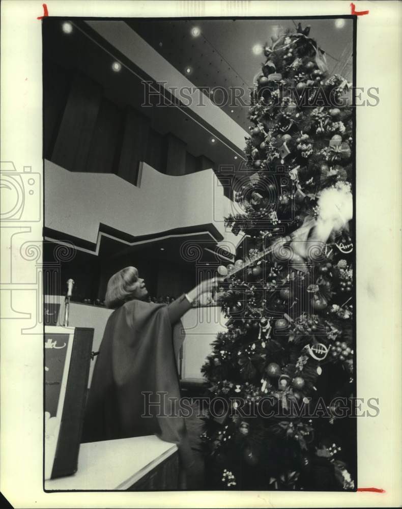 1982 Press Photo Carol Channing lights Christmas tree, Jones Hall, Dallas, Texas - Historic Images