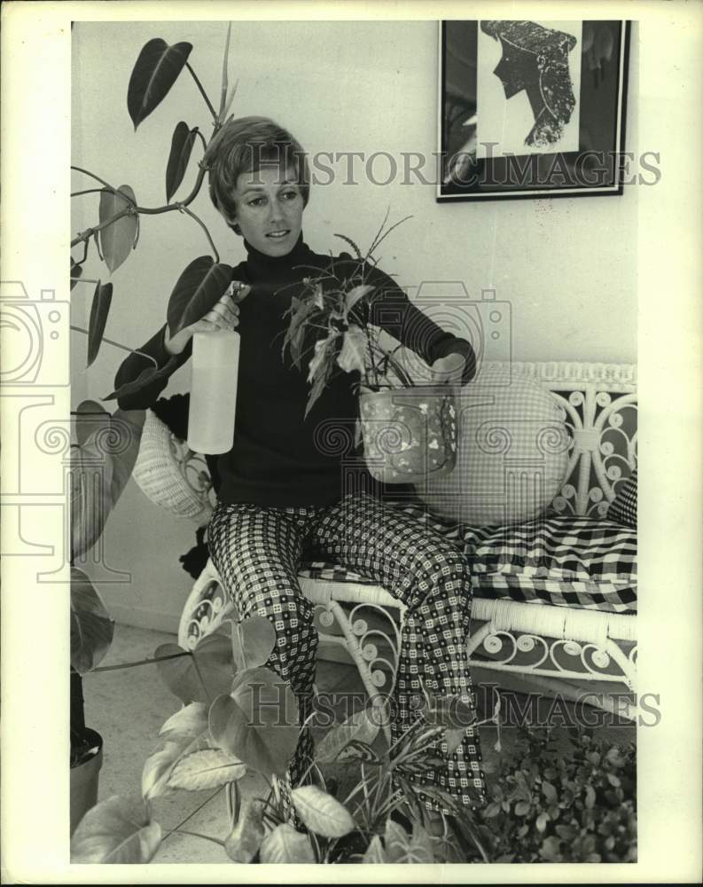 1972 Press Photo Entertainer Sandy Duncan with Her Plants - Historic Images