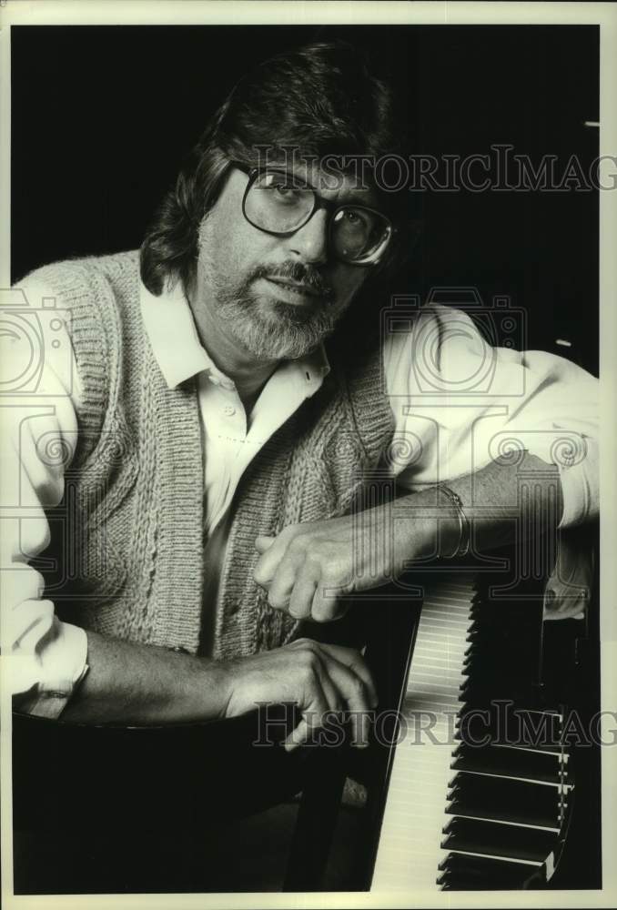 1983 Press Photo Lyricist/director Martin Charnin at Piano in New York City - Historic Images