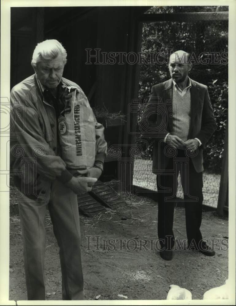 1986 Press Photo Hector Elizondo and Andy Griffith in "Matlock" series episode - Historic Images