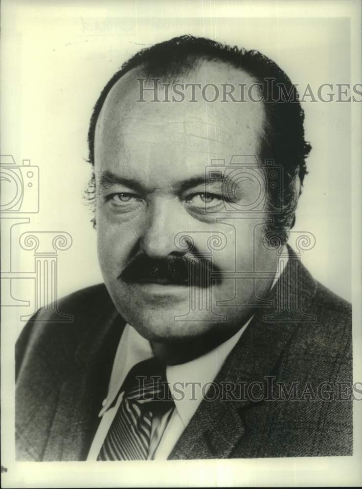 1981 Press Photo &quot;CBS All-American Thanksgiving Day Parade&quot; Host William Conrad - Historic Images