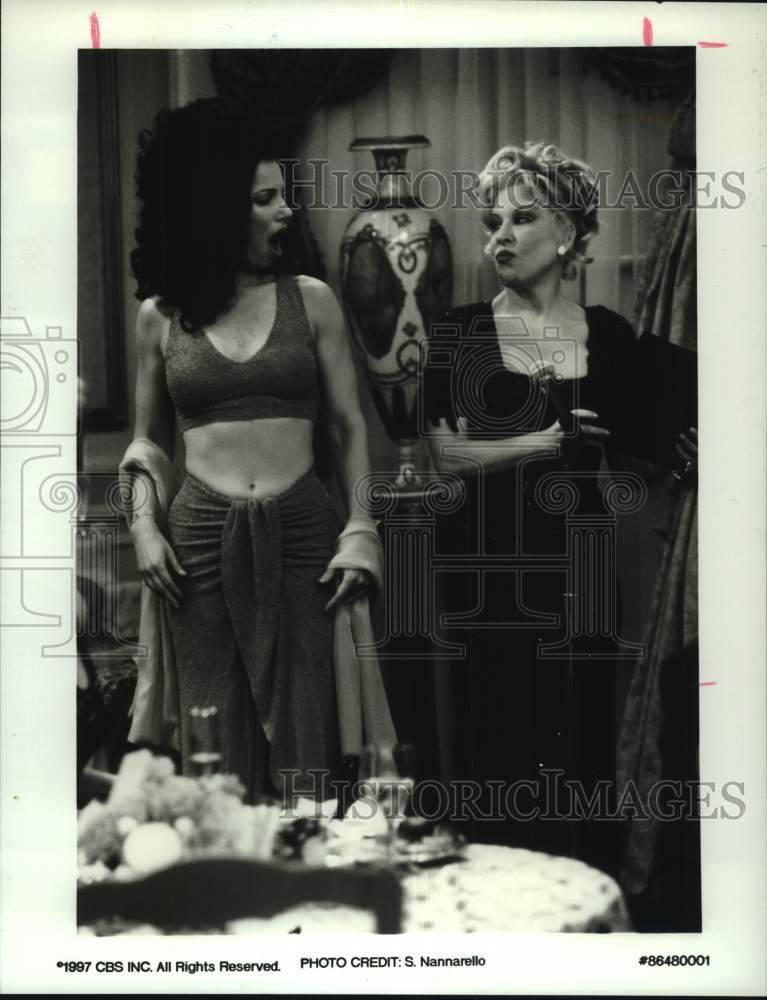 1997 Press Photo Fran Drescher and Bette Midler in &quot;The Nanny&quot; - Historic Images