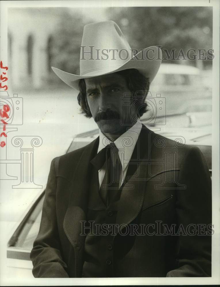 1977 Press Photo Actor Sam Elliott appears in "Aspen" production - Historic Images