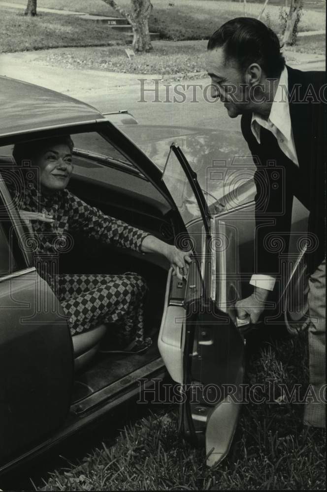 1971 Press Photo Composer Seger Ellis says goodbye to his wife, Pam, in a car - Historic Images