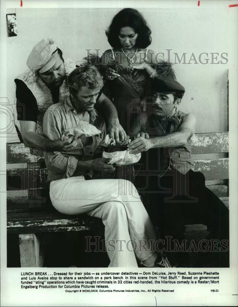 1979 Press Photo Cast of &quot;Hot Stuff&quot; in Park Bench Scene - Historic Images