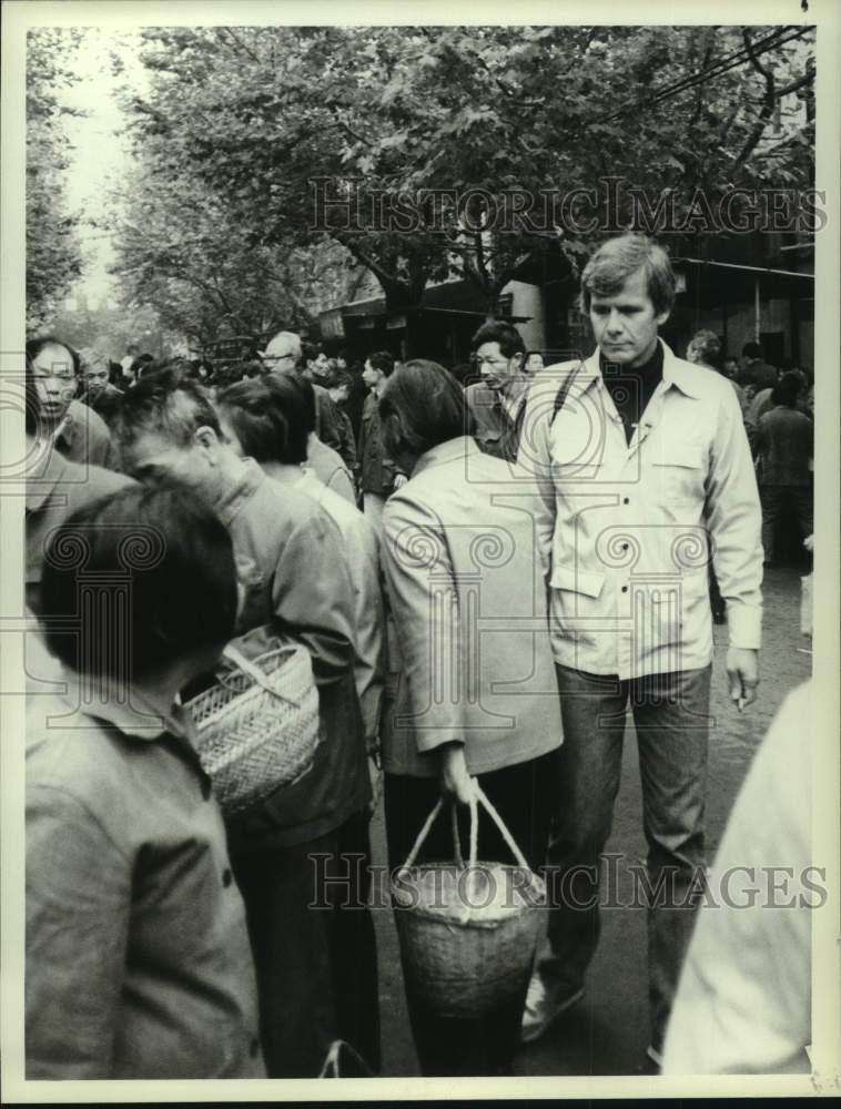 1983 Press Photo Tom Brokaw, anchorman for NBC News in Shanghai - Historic Images