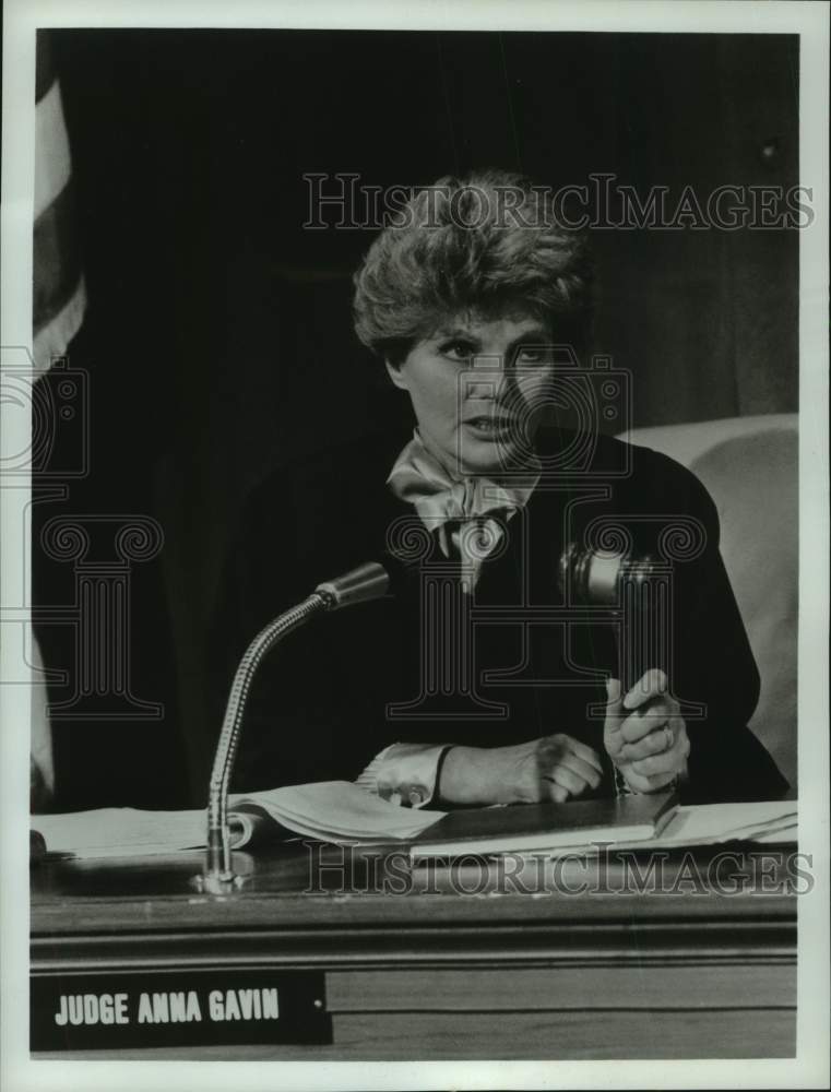 1977 Press Photo Actress Geraldine Brooks in an episode of "Baretta" - Historic Images