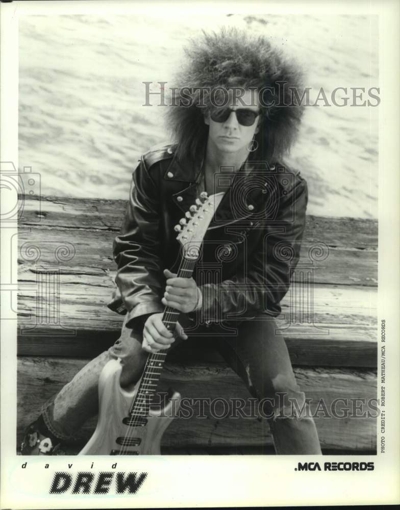 1988 Press Photo Singer David Drew on bench with guitar. - Historic Images