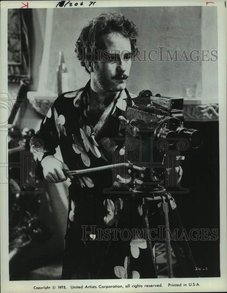 1975 Press Photo Richard Dreyfuss behind a camera - Historic Images