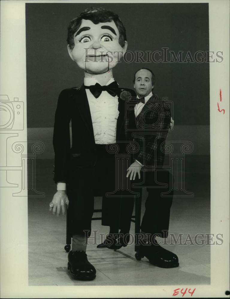 1979 Press Photo Comedian Tim Conway poses with larger-than-life doll - Historic Images