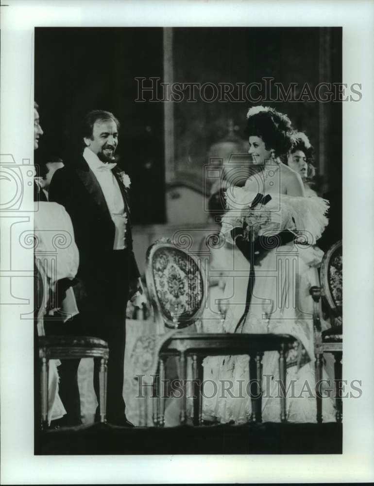 1987 Press Photo Opera Soprano Singer Julia Conwell in production scene - Historic Images