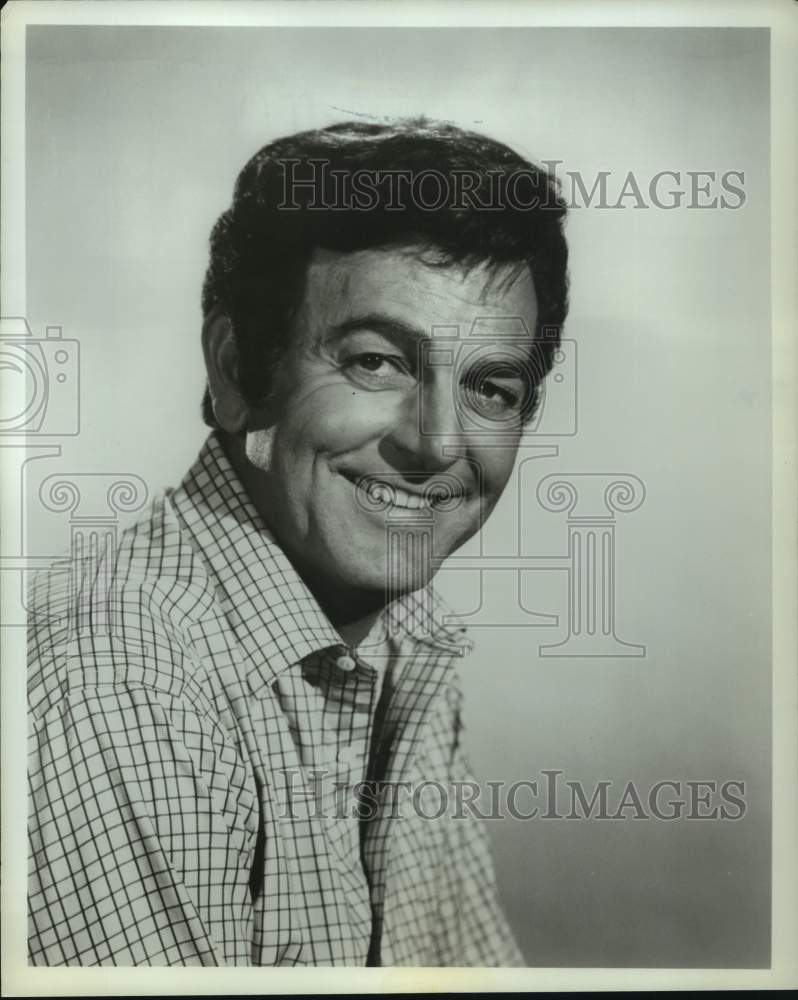 1974 Press Photo Actor Mike Connors on "Mannix" - Historic Images