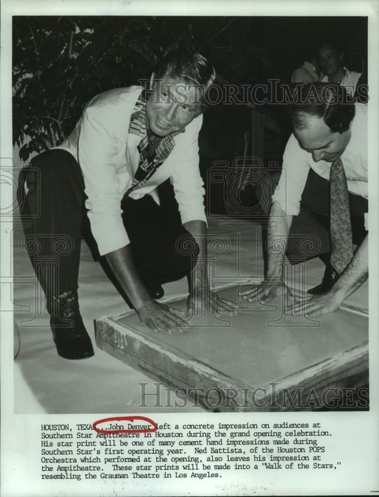 1985 Press Photo John Denver &amp; Ned Battista leave concrete impressions, Houston - Historic Images