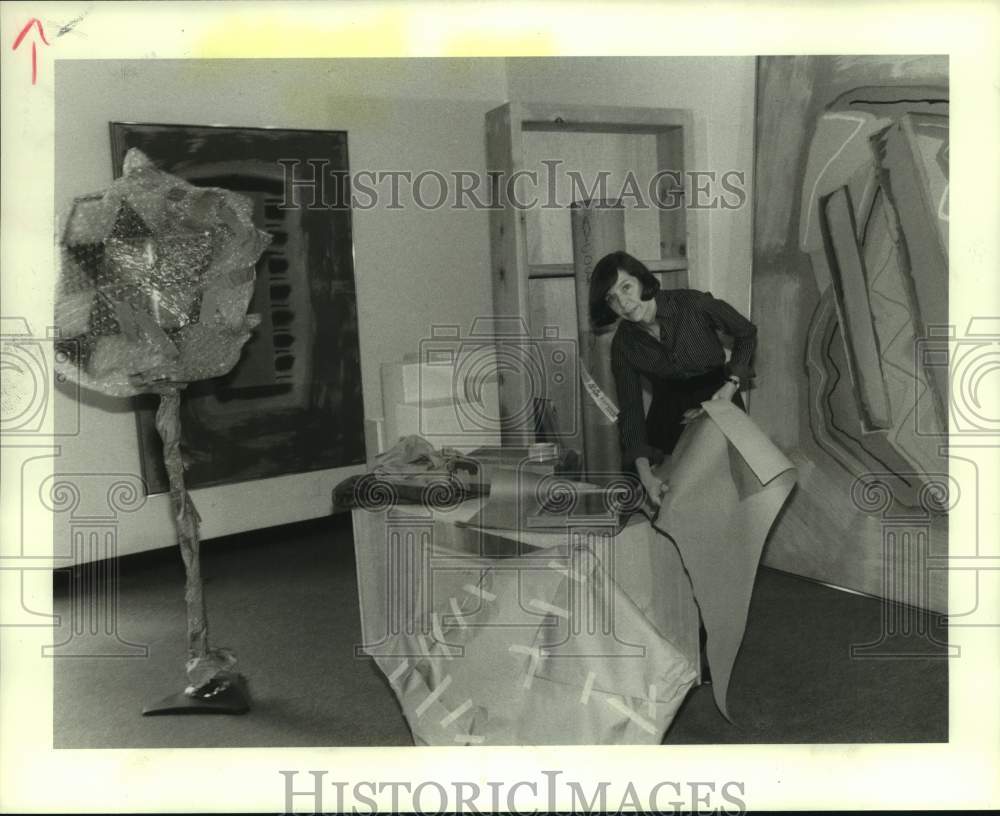 1985 Press Photo Artist Nancy Drysdale Packing - Historic Images