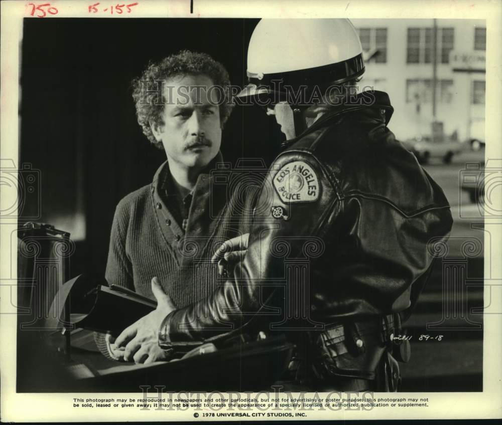 1978 Press Photo Actor Richard Dreyfuss with police officer in movie scene - Historic Images