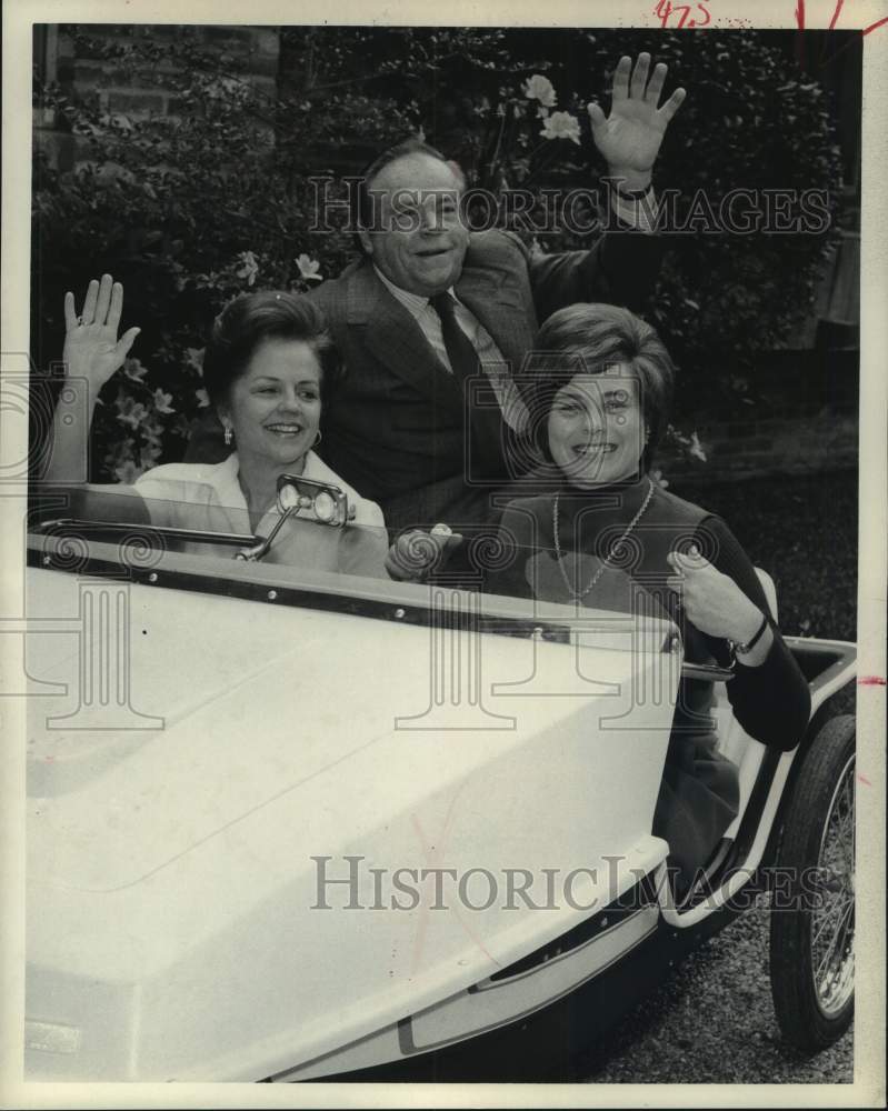 1974 Press Photo Actor Tom Ewell with Friends of Briarwood School Workers - Historic Images