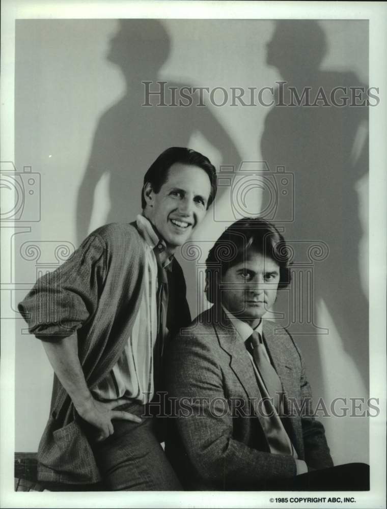 1985 Press Photo Trevor Eve and Dennis Dugan in "Shadow Chasers" - Historic Images