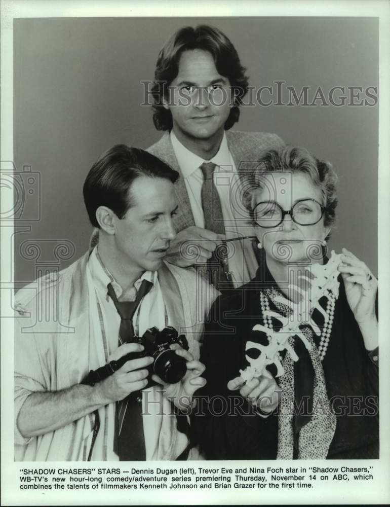 1994 Press Photo Dennis Dugan, Trevor Eve & Nina Foch in "Shadow Chasers" - Historic Images