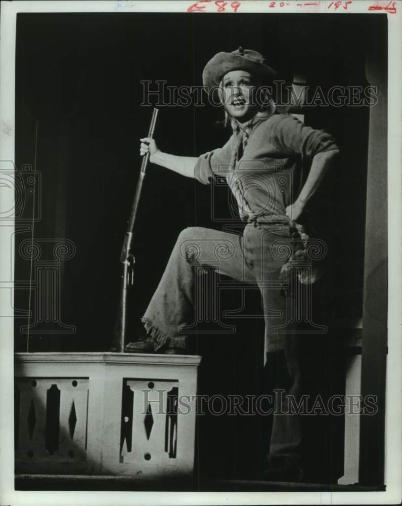 1977 Press Photo Debbie Reynolds Stars in &quot;Annie Get Your Gun&quot; in Houston, Texas - Historic Images