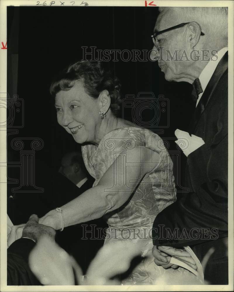 1971 Mamie Eisenhower shakes hands during an outing - Historic Images