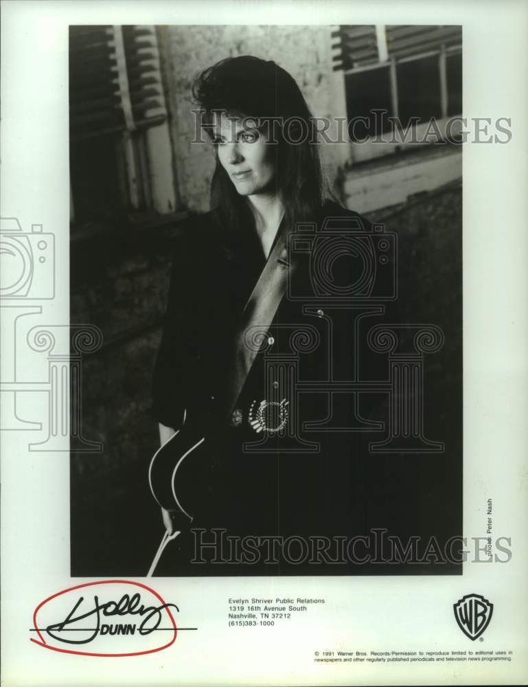 1991 Press Photo Musician Holly Dunn with her guitar - Historic Images