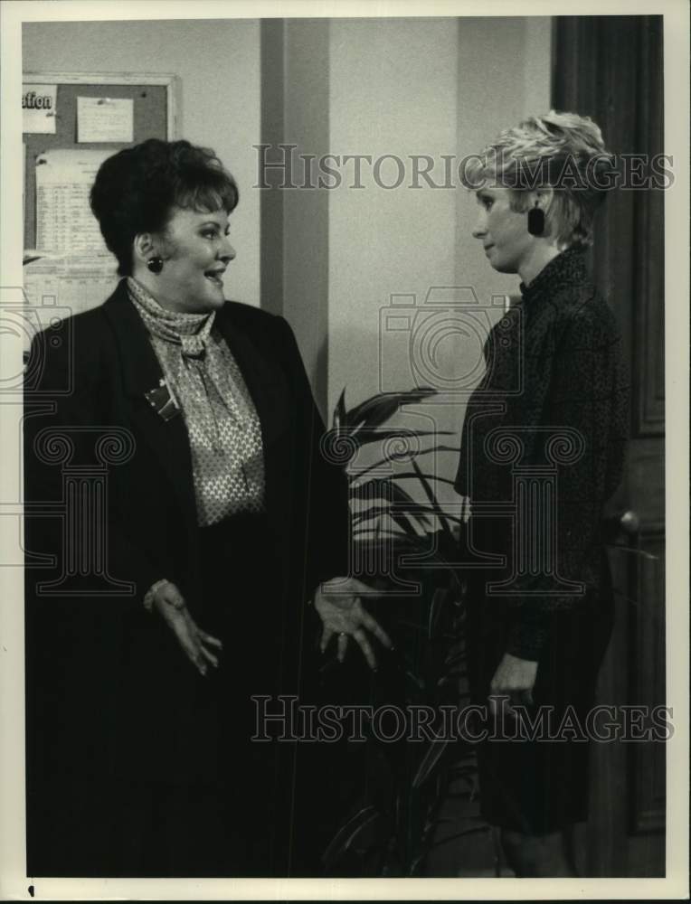 1988 Press Photo Edie McClurg and Sandy Duncan in "The Hogan Family" - Historic Images