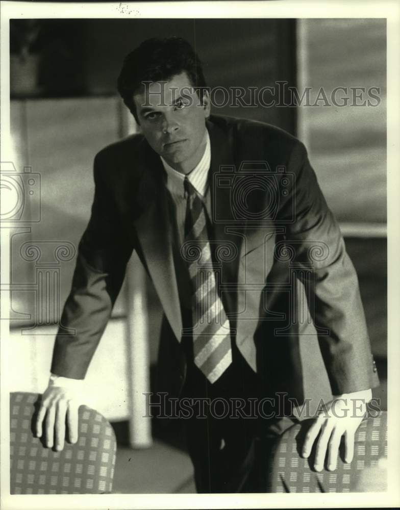 1994 Press Photo Actor Steven Eckholdt on &quot;L.A. Law&quot; - Historic Images