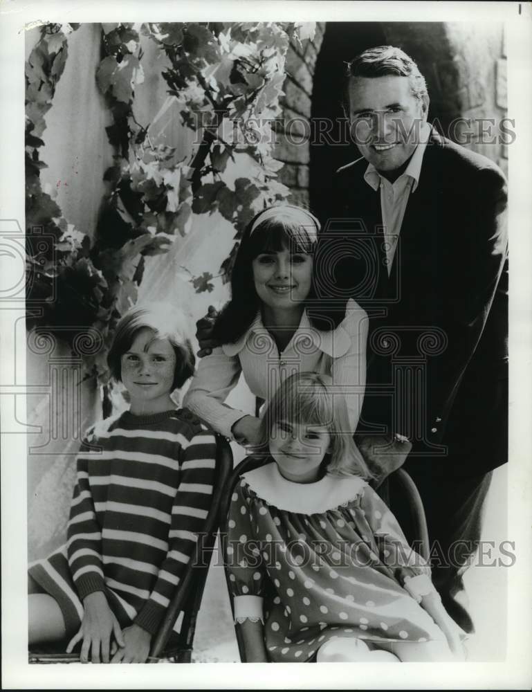 1970 Press Photo Actor John Forsythe and Television Show Family - Historic Images