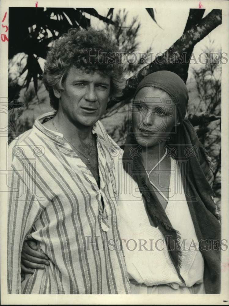 1978 Press Photo Actor Robert Foxworth with arm around co-star. - Historic Images