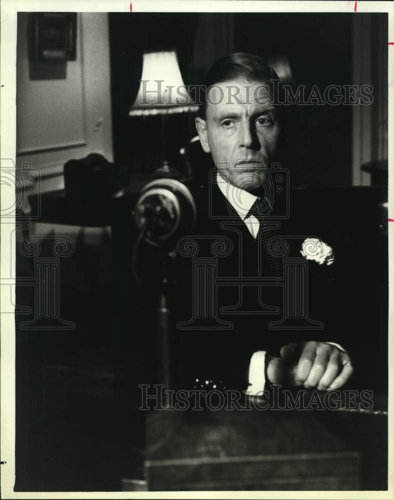 1981 Press Photo Actor Edward Fox in "Edward & Mrs. Simpson" - Historic Images