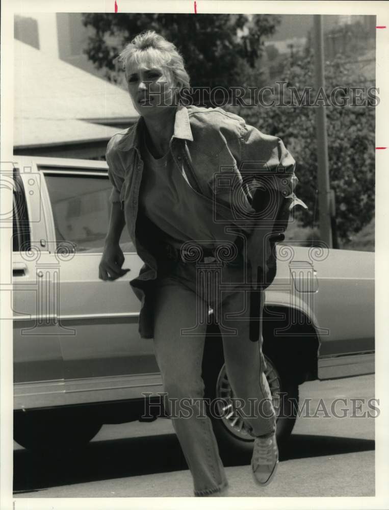 1990 Press Photo Actress Darlanne Fluegel on "Hunter" Episode - Historic Images