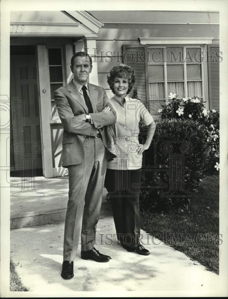 1971 Henry Fonda and Janet Blair in "The Smith Family" - Historic Images