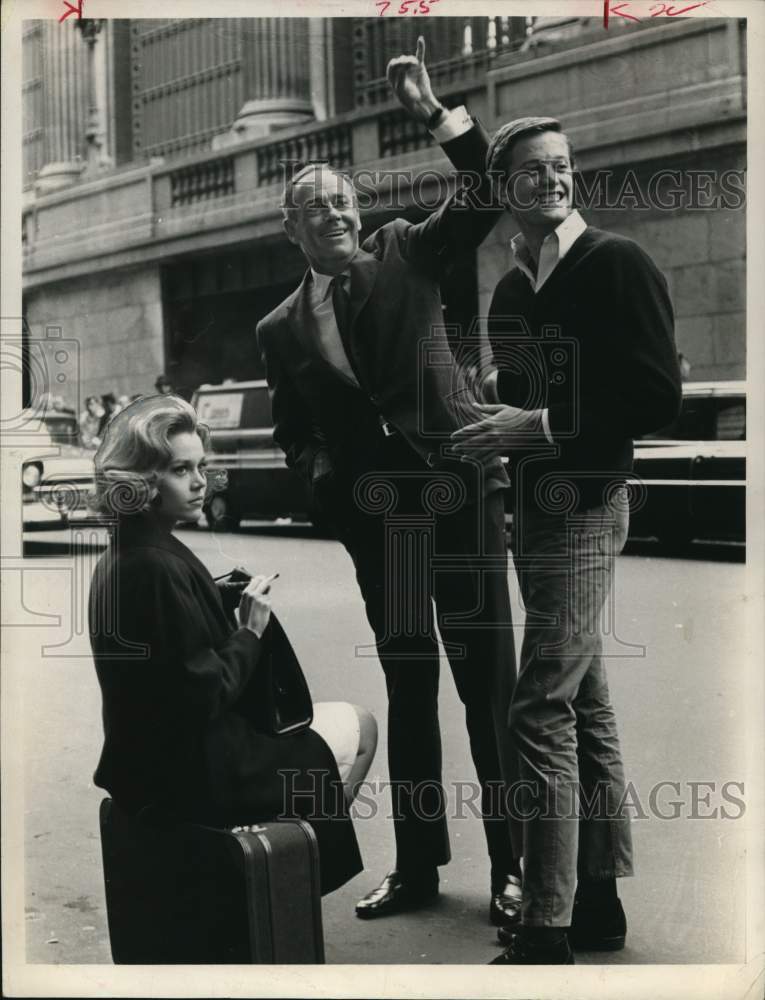1964 Press Photo Henry Fonda, Jane Fonda, and Peter Fonda in New York City - Historic Images
