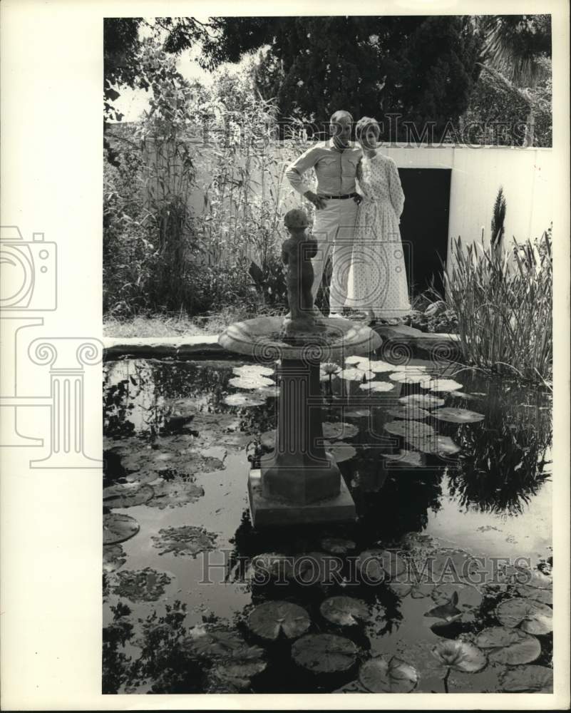 1970 Press Photo Actor Henry Fonda at Home Botanical Pond - Historic Images