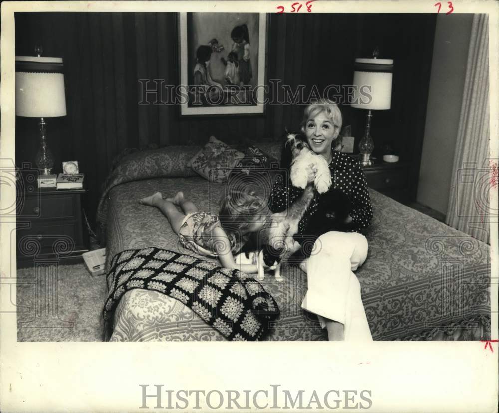 1969 Press Photo Beverly Garland with child, Carrington, and their pets - Historic Images