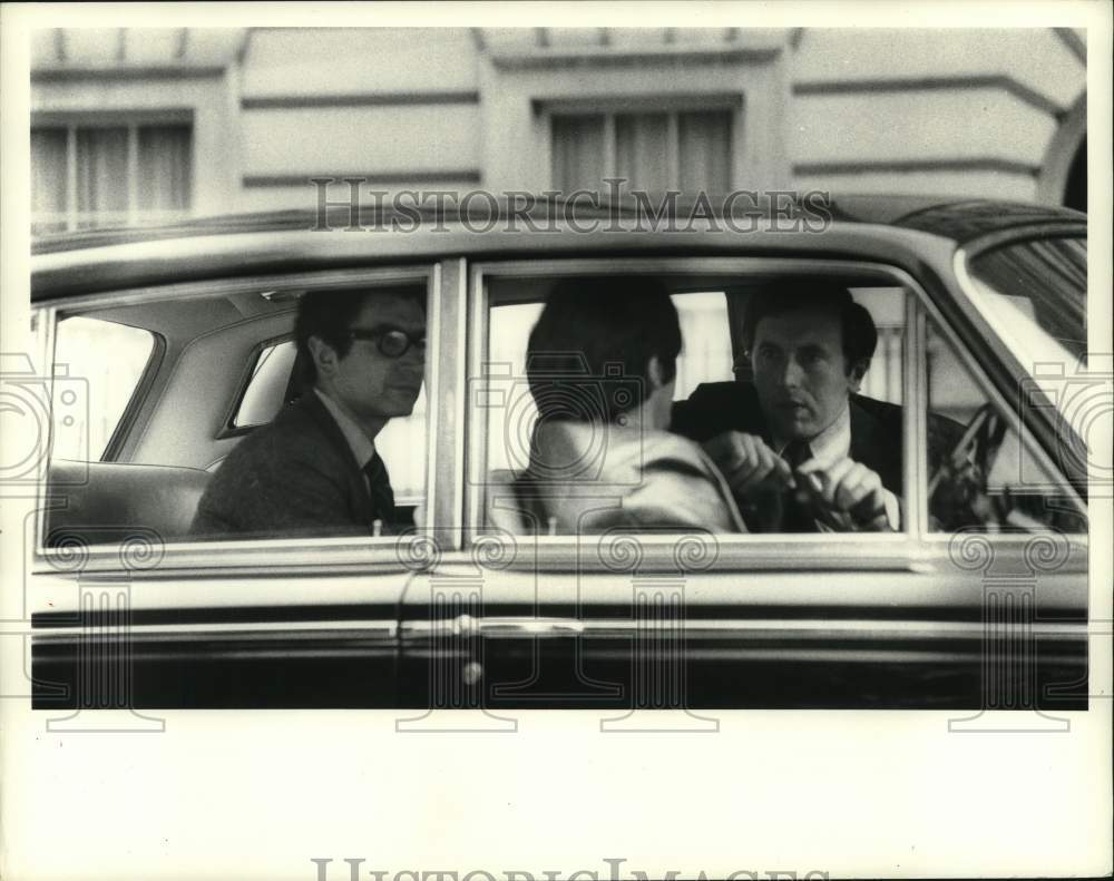 1971 Press Photo David Frost in a London curbside conference with associates - Historic Images