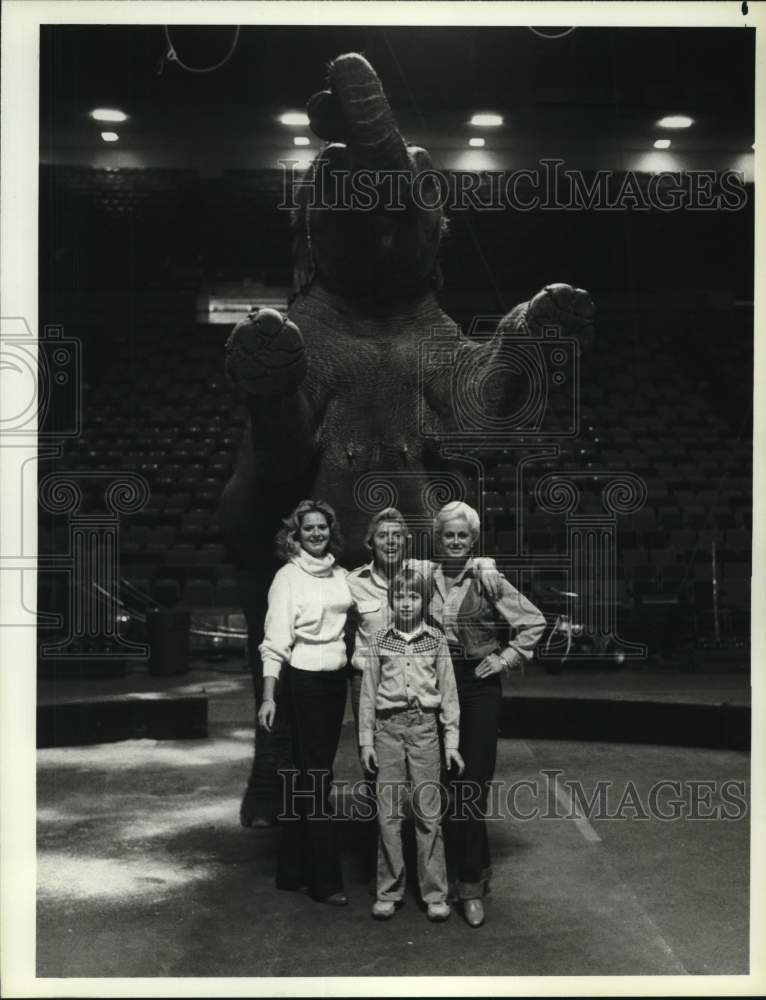 1983 Gunther Gebel-Williams Family in &quot;My Father the Circus King&quot; - Historic Images