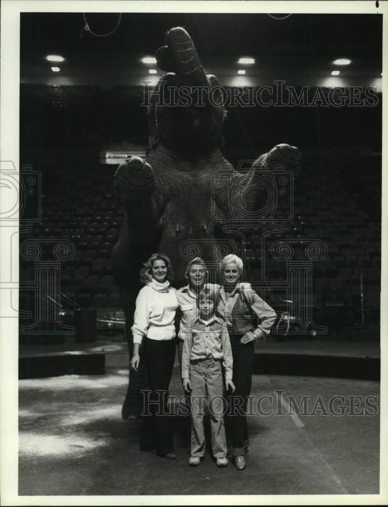 1983 Gunther Gebel-Williams Family in "My Father the Circus King" - Historic Images